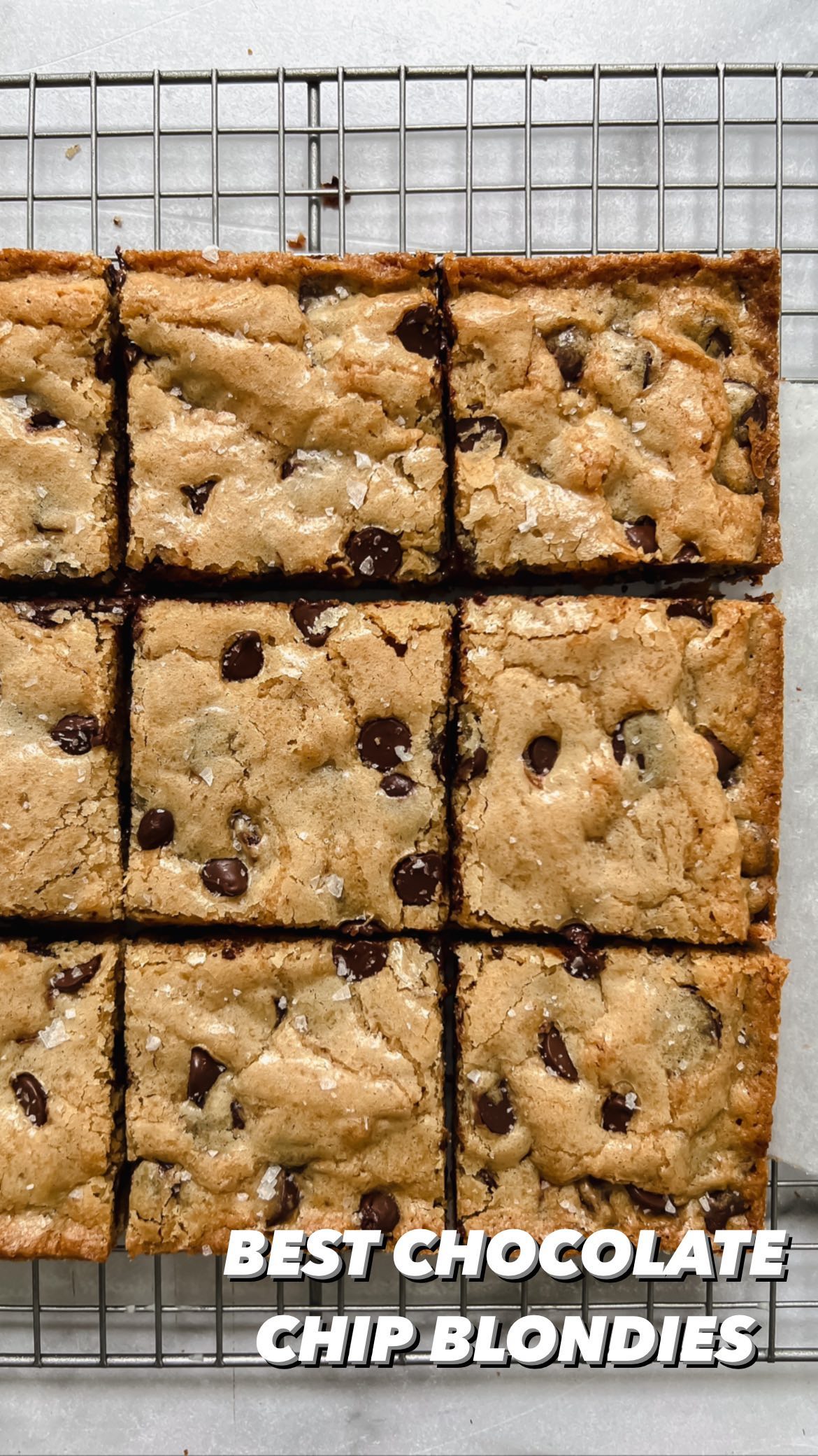 BEST CHOCOLATE CHIP BLONDIES🍫 aka little squares of pure bliss✨
.
they’re made in one bowl, chewy, doughy, & perfect to make with kids! also no wait time, because you melt the butter & you don’t have to chill the dough so you could make them right NOW😎
.
what you need to make them:
-unsalted butter
-brown sugar (light or dark)
-egg & egg yolk
-vanilla extract
-all-purpose flour
-baking powder
-sea salt
-chocolate chips
.
the full recipe is on our blog & linked in our bio/ stories! enjoy🥰
.
https://daddioskitchen.com/2022/08/10/chocolate-chip-blondies/