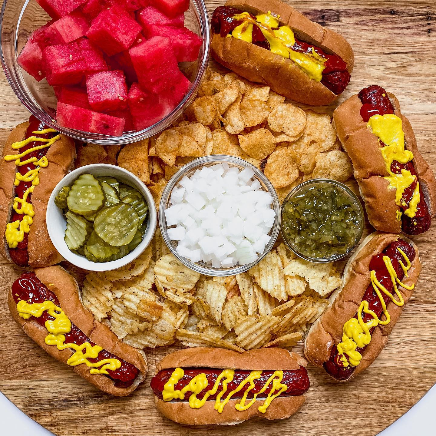 BUILD YOUR OWN HOTDOG BOARD🌭memorial day weekend is approaching & what better way to party then with a hotdog board💁🏼‍♀️
.
we made this for a dinner & the boys absolutely loved it! T helped add the ketchup & mustard & Noah ate the watermelon & chips while it was being built 🤣 perfect idea for kids and backyard parties👌🏻
.
what you need to make it:
-hotdogs (we use tetons polish sausage)
-hotdog buns
-ketchup
-mustard
-relish 
-sauerkraut (we didn’t add this time)
-pickles
-white onions
-watermelon
-chips (kettled cook are out favs!!)
.
what would you add to this board?!😍
.
#memorialdayweekend #hotdogs🌭 #familydinners #kidfriendlymeals