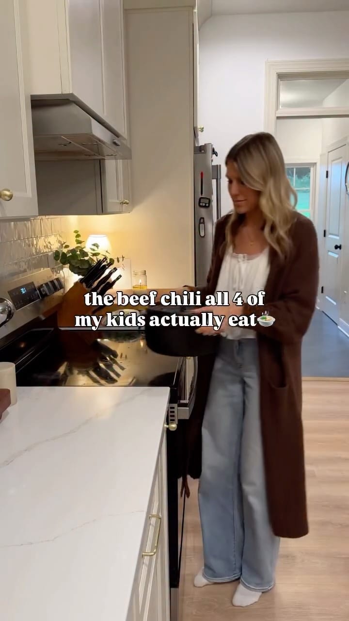Comment CHILI for the recipe or screenshot below🤎👇🏼

This is our go-to beef chili because ALL 4 of my boys eat it 🙌🏼 It’s cozy, easy, & one of those dinners I know everyone will actually eat!

Also one of my fav little kitchen hacks is keeping chopped green peppers from our garden + diced onions in the freezer. It makes throwing together soups and chili SO easy, and honestly you can’t even tell a difference once they’re cooked!💯

I usually make this recipe with red kidney beans, but I was out this time so I used white beans & it worked perfectly!🫘 

Definitely one to add to your fall dinner rotation 🍂

KID-FRIENDLY BEEF CHILI:🌶️
-2 tbsp avocado oil
-1 large yellow onion, diced
-1 green bell pepper, finely diced
-2 lbs ground beef
-2 (15 oz) cans tomato sauce
-2 (15 oz) cans kidney beans, drained
-½ cup bone broth, more if needed
-2 tbsp chili powder
-1 tbsp dried oregano
-1 tbsp cumin
-1½–2 tsp sea salt, to taste
-1½ tsp paprika
-1 tsp black pepper
-1 bay leaf

Directions:
Heat oil in a large pot. Add onion + bell pepper & cook 3–4 min. Add ground beef & seasonings. Cook 5–6 min, until browned. Stir in tomato sauce, kidney beans, bay leaf & broth. Bring to a boil, then reduce heat and simmer 15–20 min. Add more salt to taste. Serve with your favorite toppings! Cheddar, cilantro, Greek yogurt, avocado, etc!